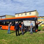 Nowy autobus szkolny w Gminie Poświętne_przekazanie (1).jpg