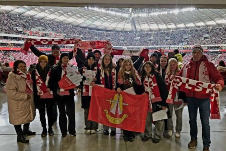 Reprezentacja dziewcząt z naszej szkoły na Stadionie Narodowymmin.jpg